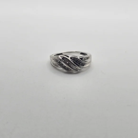 10k White Gold Crystal Twisted Band Ring